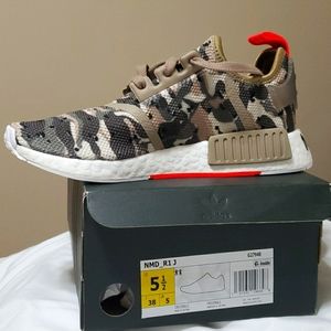 New shoes Size 5 1/2 unisex.